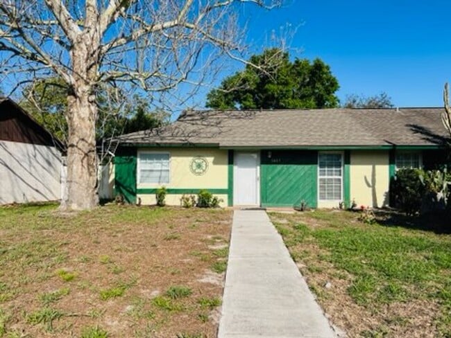Building Photo - 2 Bedroom UCF Duplex