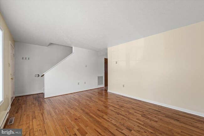 Photo - 214 Waterford Ln