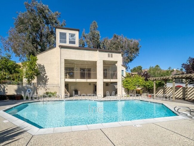 Building Photo - 695 Bristol Dr