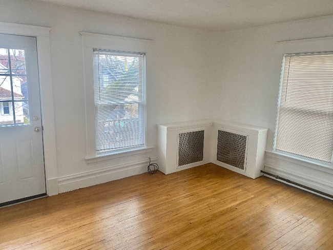 Photo - 947 Logan St SE