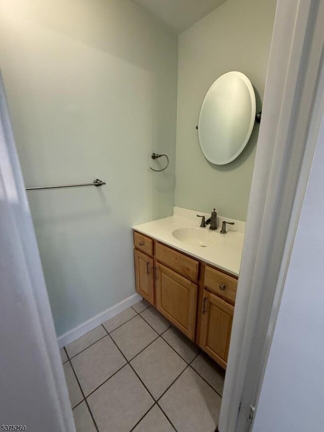 Photo - 606 Nottingham Way