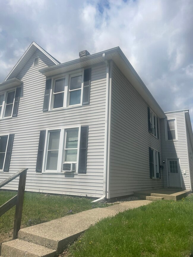 Building Photo - 1608 Grove St Unit Apt B