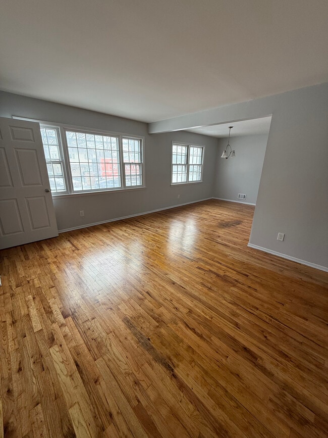 Living & Dining - 916 Walnut St Unit 1