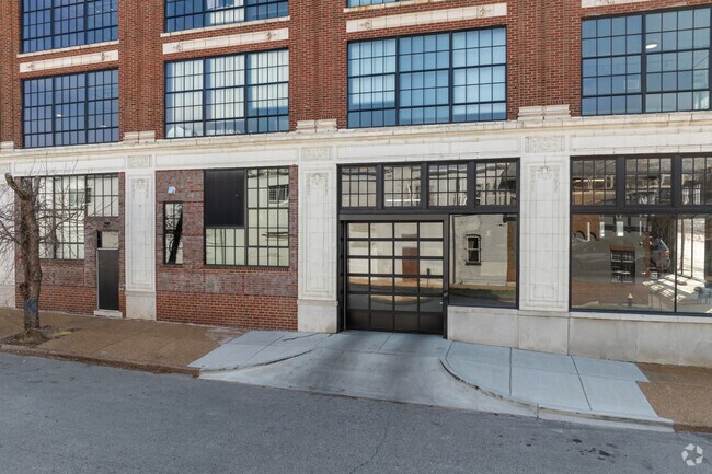garage door to indoor parkting