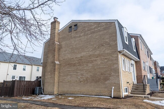 Building Photo - 7426 Rhondda Dr