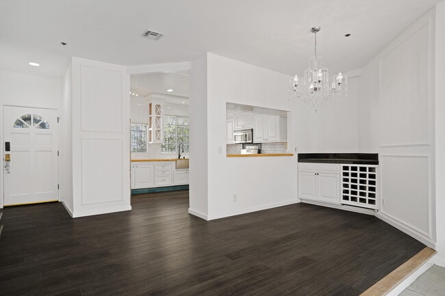 Photo - 850 N Poinsettia Pl