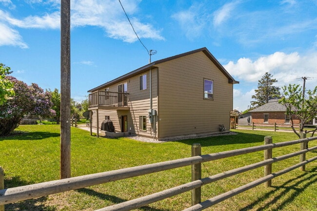 Building Photo - For Rent – Lower-Level Duplex in Sheridan Rental