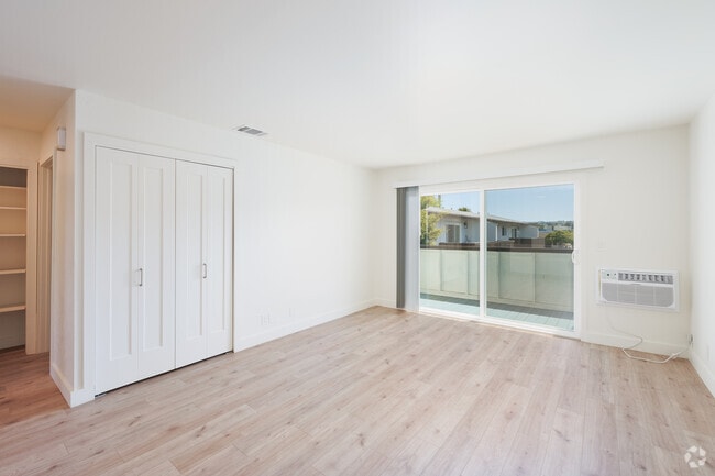 2BR, 1BA - 800SF - Living Room - Sonoma Park Apartments