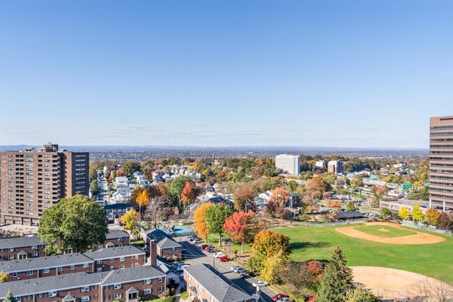 Building Photo - 2000 Linwood Ave Unit # 17H