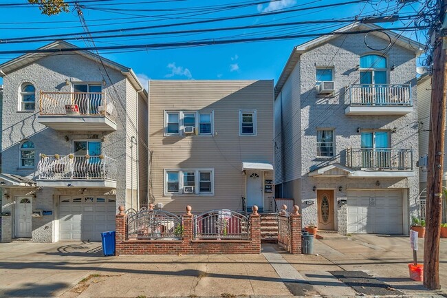 Building Photo - 392 Union St