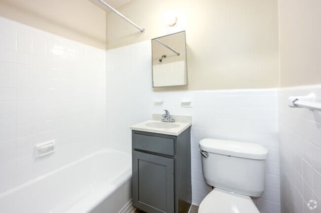 1BR, 1BA - 420SF - Bathroom