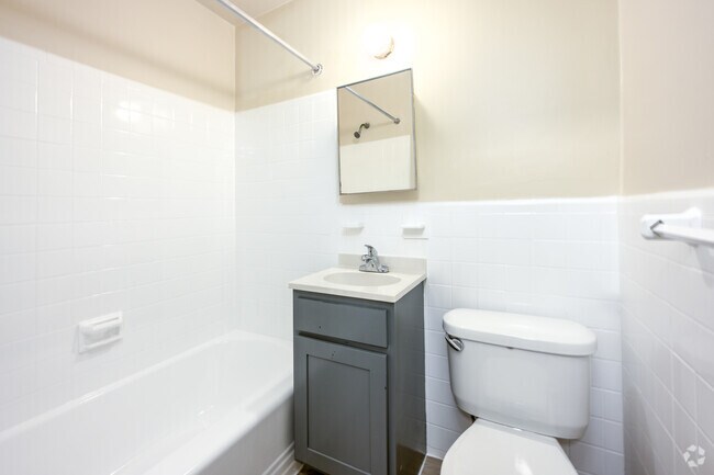 1 habitación, 1 baño - 420 pies cuadrados - Baño - Holmead Apartments