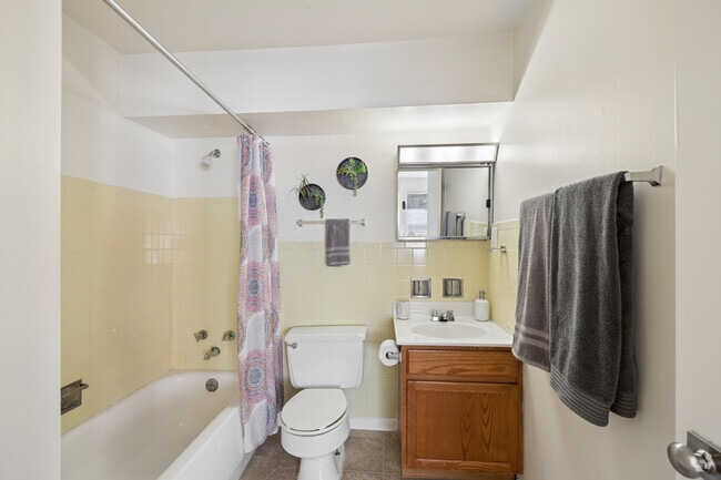 1BR, 1BA - 675SF - Bathroom