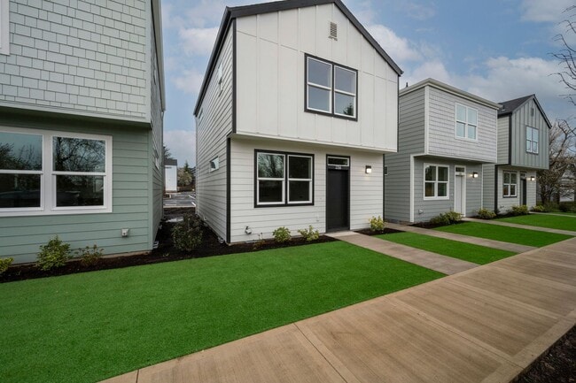 Building Photo - Move In Special Up to 3 Month's Free- Newb... Rental