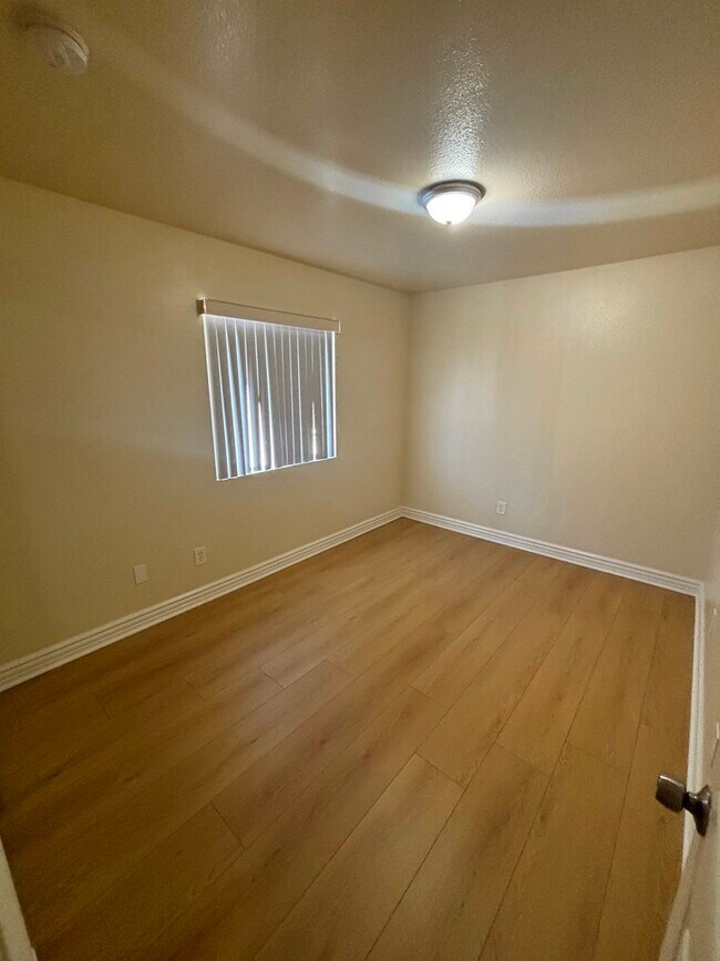 Photo - 828 W 71st St