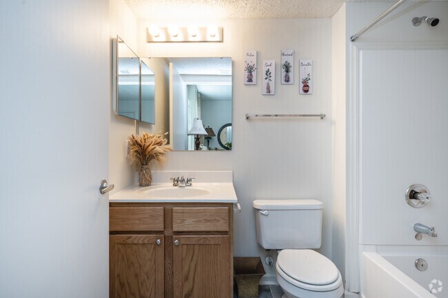 2BR, 2BA - 1004SF - Bathroom