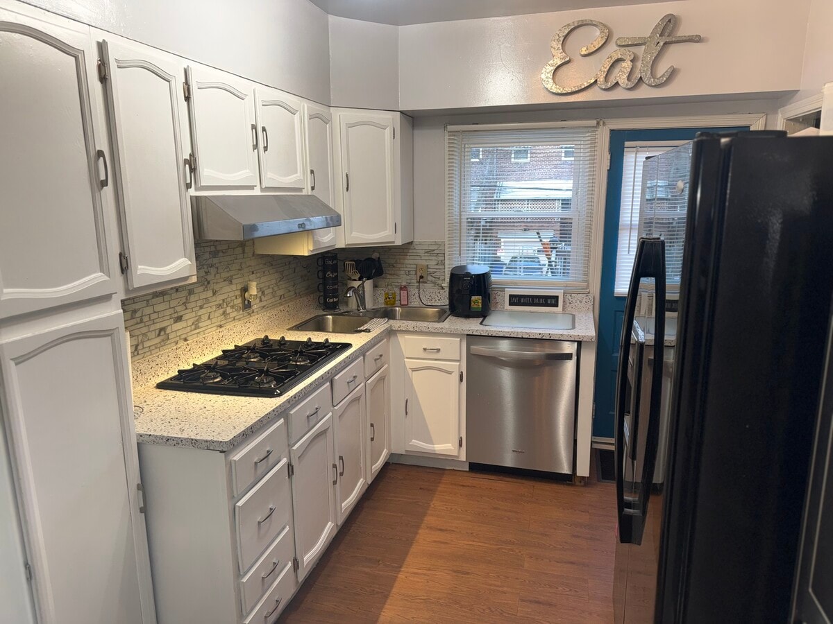 Kitchen - 49 Briarwood Rd