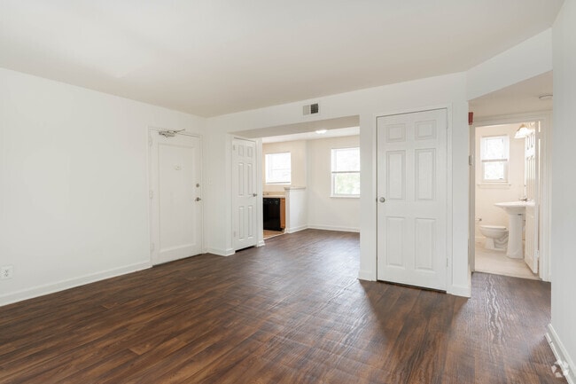2BR 1BA 783SF