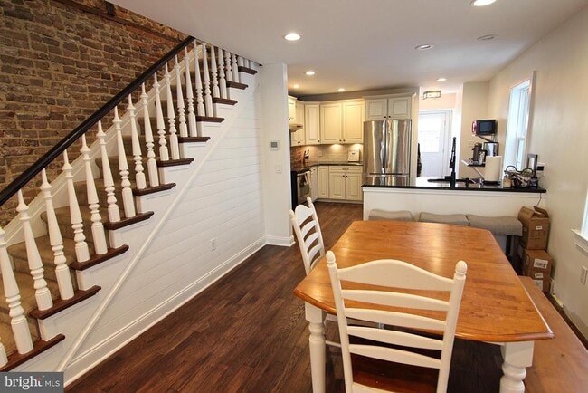 Photo - 154 Wood St