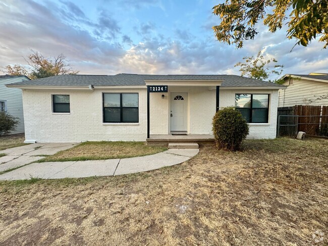 Building Photo - NEWLY RENOVATED THREE BED TWO BATH Rental