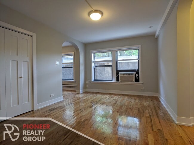 Building Photo - 556 W Arlington Pl Unit 106