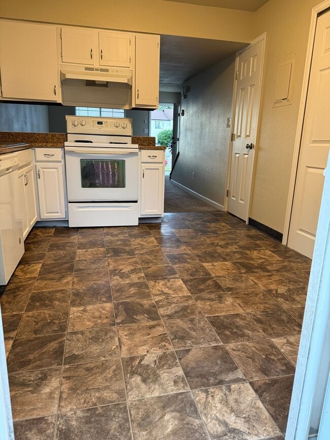 Building Photo - 49 Royal Crest Dr Rental