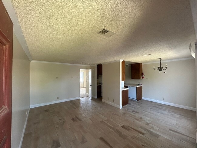 Building Photo - Spacious, open and updated 1 bedroom 1 bat... Unit B
