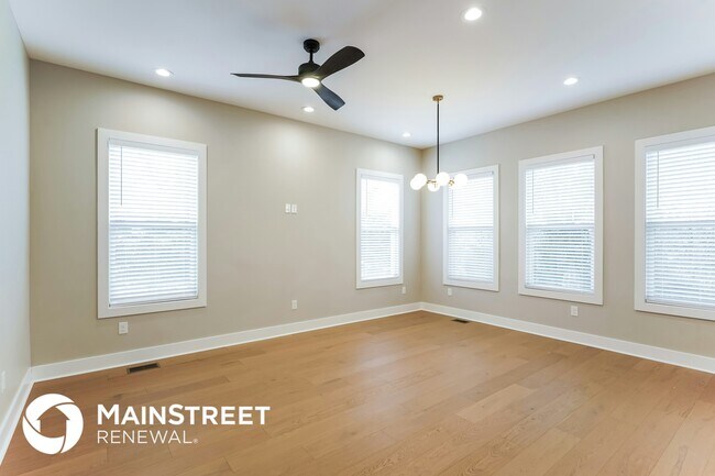 Photo - 2142 Oakland St