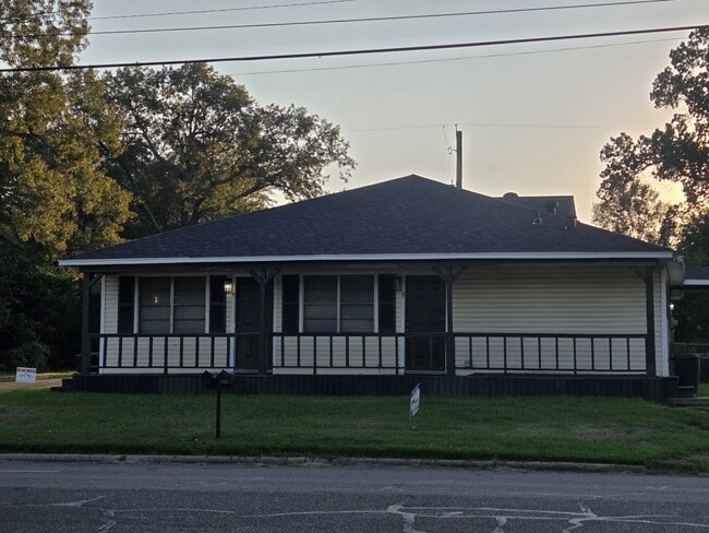 Building Photo - 3001 Jefferson Ave