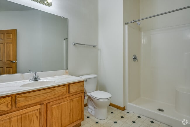 2BR, 2BA - 991SF - Bath