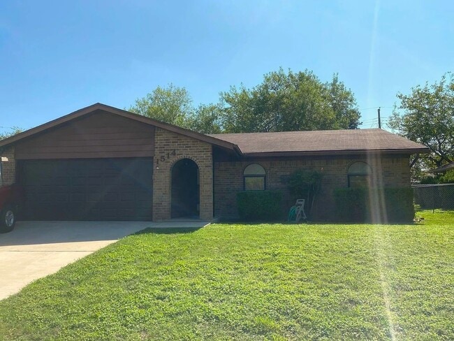 Building Photo - 3 bedroom 2 bath home with fireplace