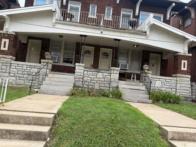 Building Photo - Welcome to 5028A Mardel in St. Louis, MO! Unit 5028 Mardel 2nd Fl