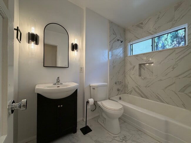 Photo - 124 N Beachwood Dr