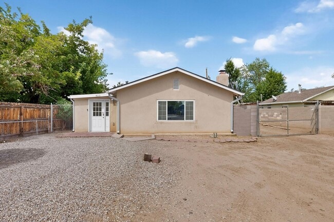 Photo - 823 San Lorenzo Ave NW