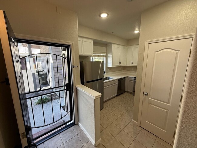 Photo - 2-Bedroom Martinez Townhome Near The Village Oaks Shopping Plaza