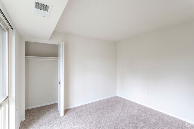 2 BR, 1 BA - 885 SF