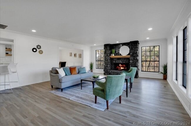 Photo - 11016 S Jamestown Ave