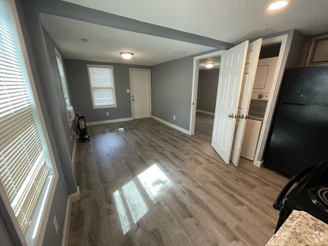 Building Photo - 1020 W Portage St Rental
