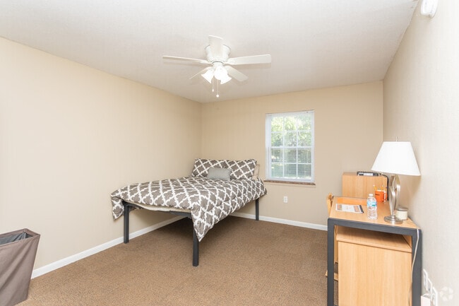 2BR, 1BA - 900SF