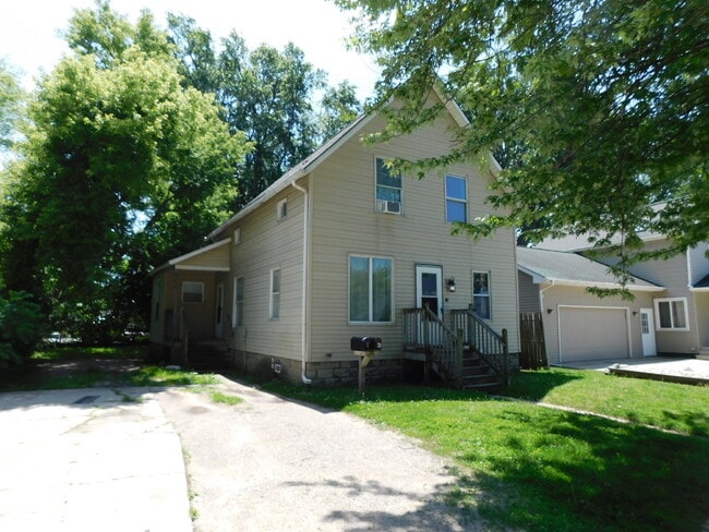 Building Photo - Private Entry Lower Unit Lower