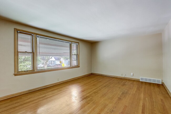 Building Photo - 4670-4672-4672 N 45th St Unit 4670 (Upper) Rental