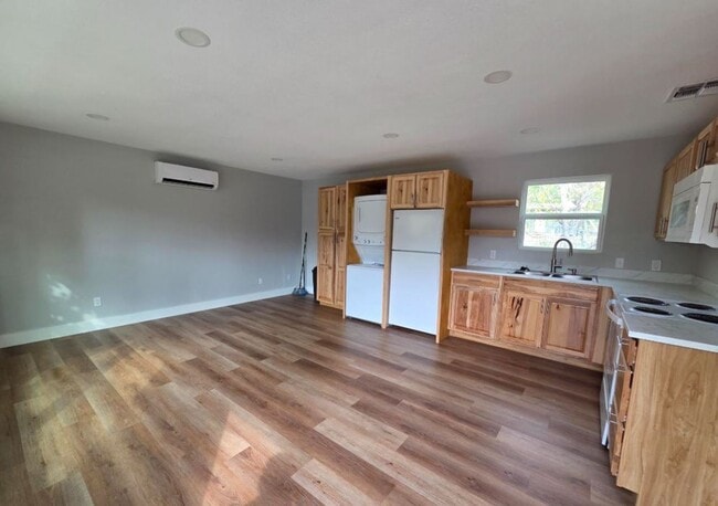 Photo - FOR LEASE!!
