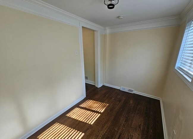 Photo - 276 Frasier St SE