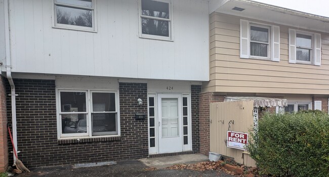 Building Photo - Townhouse