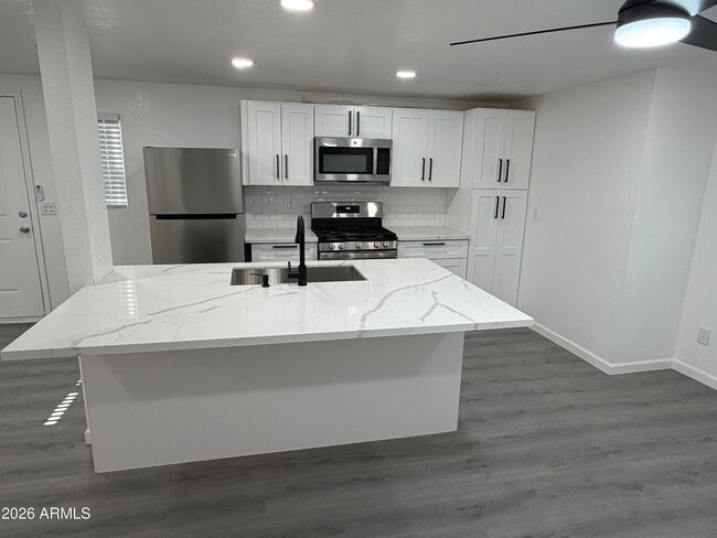 Building Photo - 615 E Oak St