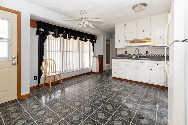 Photo - Charming 3-bedroom, 1.5-bathroom house in Normal