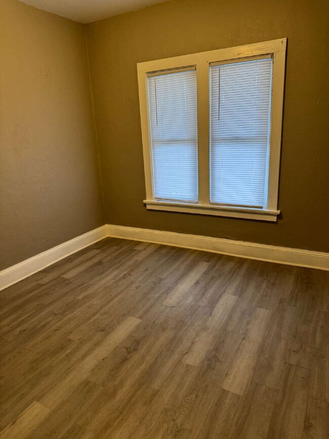 Photo - "Milwaukee Duplex: 3 Bedroom 1 Full Bath Lower Unit Lower