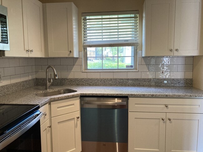 White Shaker Cabinets and Wave Backslaph - 1618 Thrush Ter Unit 1618