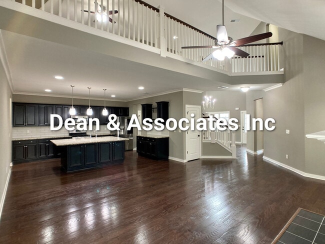 Photo - 472 Lake Chelsea Way