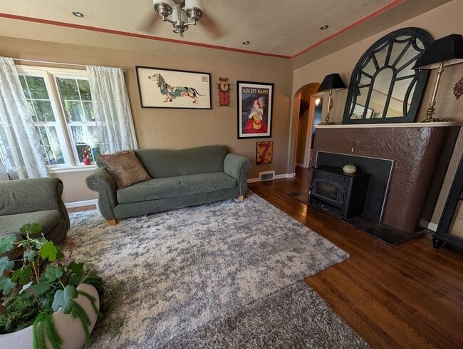 Photo - Stunning 4 Bedroom Normal Hill House - Pet-Friendly!